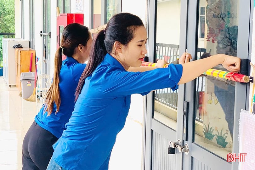 Đoàn viên thanh niên xã Vũ Quang hỗ trợ các trường học trên địa bàn kê cao tài sản, chằng chống cửa, bảo vệ thiết bị, đồ dùng dạy học trước nguy cơ bị ngập và hư hỏng...