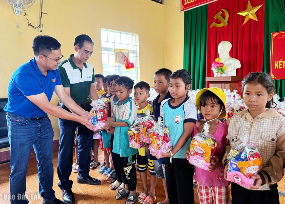 Representatives of Vietcombank Dak Lak leaders presented Mid-Autumn Festival gifts to children in Trang Yok village.
