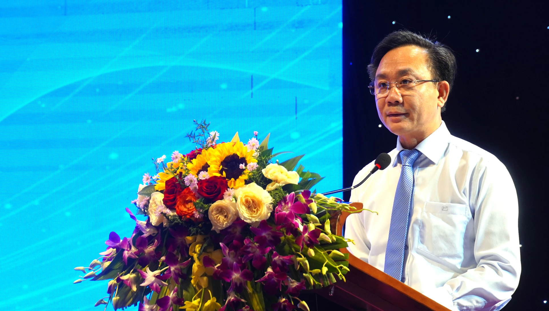 សមមិត្ត Hoang Xuan Tan អនុប្រធានគណៈកម្មាធិការប្រជាជនខេត្ត ថ្លែងមតិនៅមហាសន្និបាត - រូបថត៖ N.M