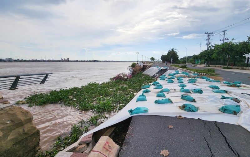 Close-up of the dangerous landslide, threatening the lives of hundreds of households along the Tien River -0