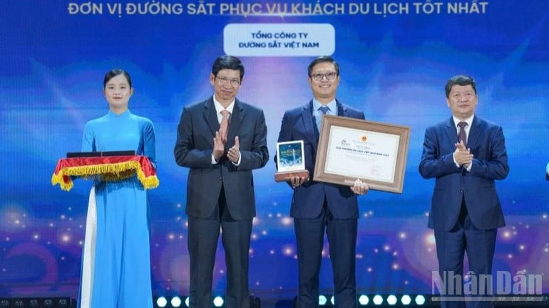 ndo_br_2-Award-for-Best-Tourist-Service-Airline-once-again-affirms-the-role-and-position-of-Vietnam-Airlines-4334.jpg