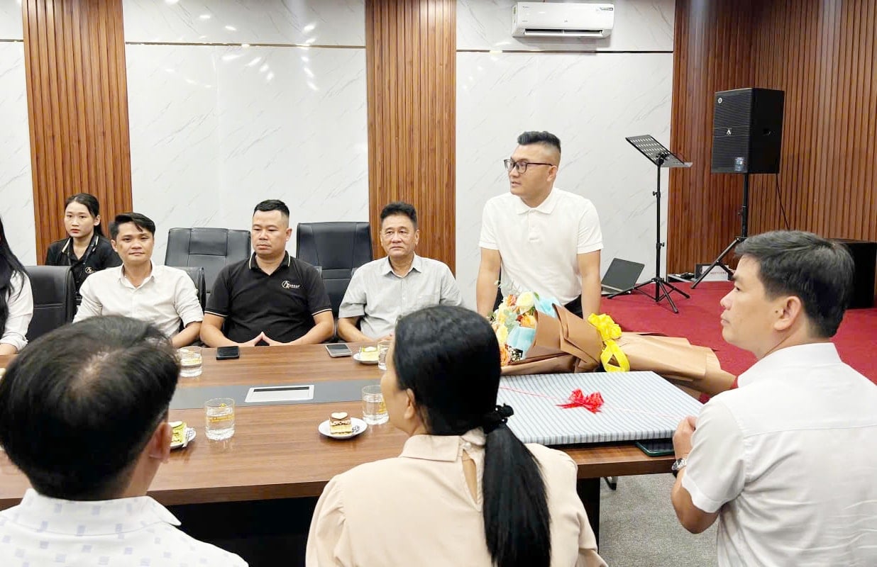 Ban Thường vụ Đảng ủy xã Hiệp Đức làm việc với doanh nghiệp để thúc đẩy hoạt động đầu tư. Ảnh: VĂN LUẬN