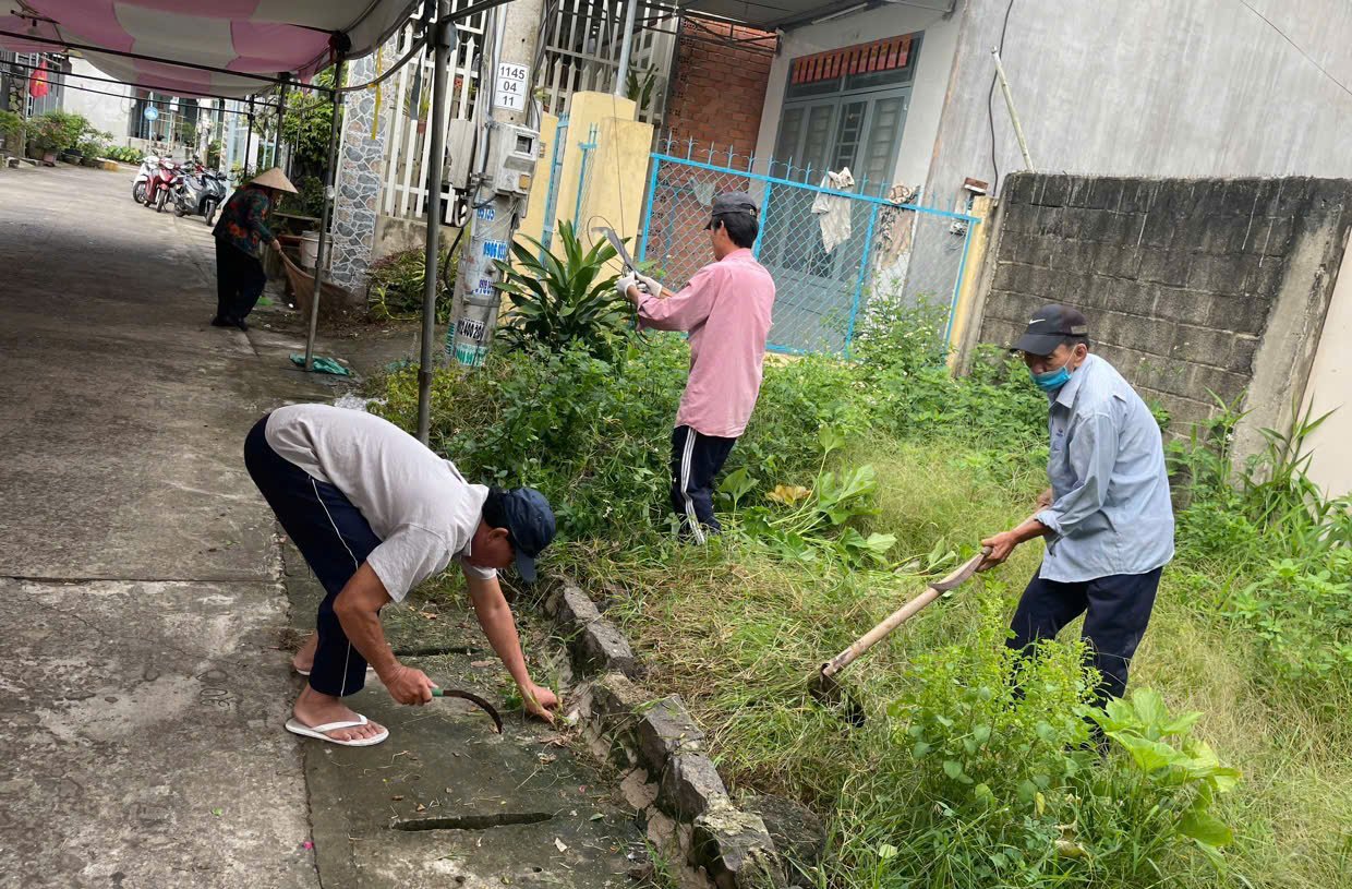 Người dân xã Phú Hòa tham gia vệ sinh môi trường hưởng ứng “Ngày cuối tuần phòng, chống sốt xuất huyết”. Ảnh: ĐPCC