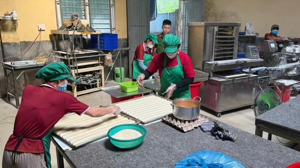 ប៉ូលីសទីក្រុង Da Nang បានរកឃើញកន្លែងផលិត និងជួញដូរនំព្រះខែជាច្រើនកន្លែង ដែលបំពានច្បាប់សុវត្ថិភាពចំណីអាហារ។ រូបថត៖ CACC