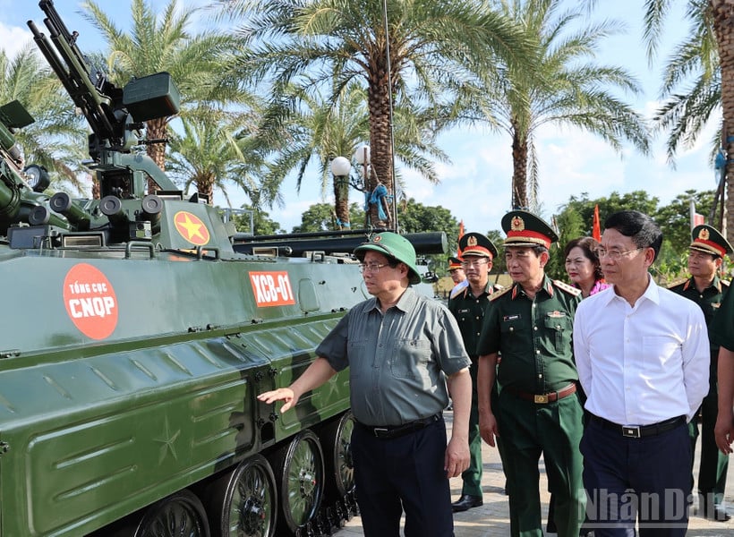 នាយករដ្ឋមន្ត្រី Pham Minh Chinh ទស្សនារោងចក្រផលិតយានជំនិះថ្មើរជើង សម្រាប់ឧស្សាហកម្មការពារជាតិ។ (រូបថត៖ ត្រាន់ ហៃ)