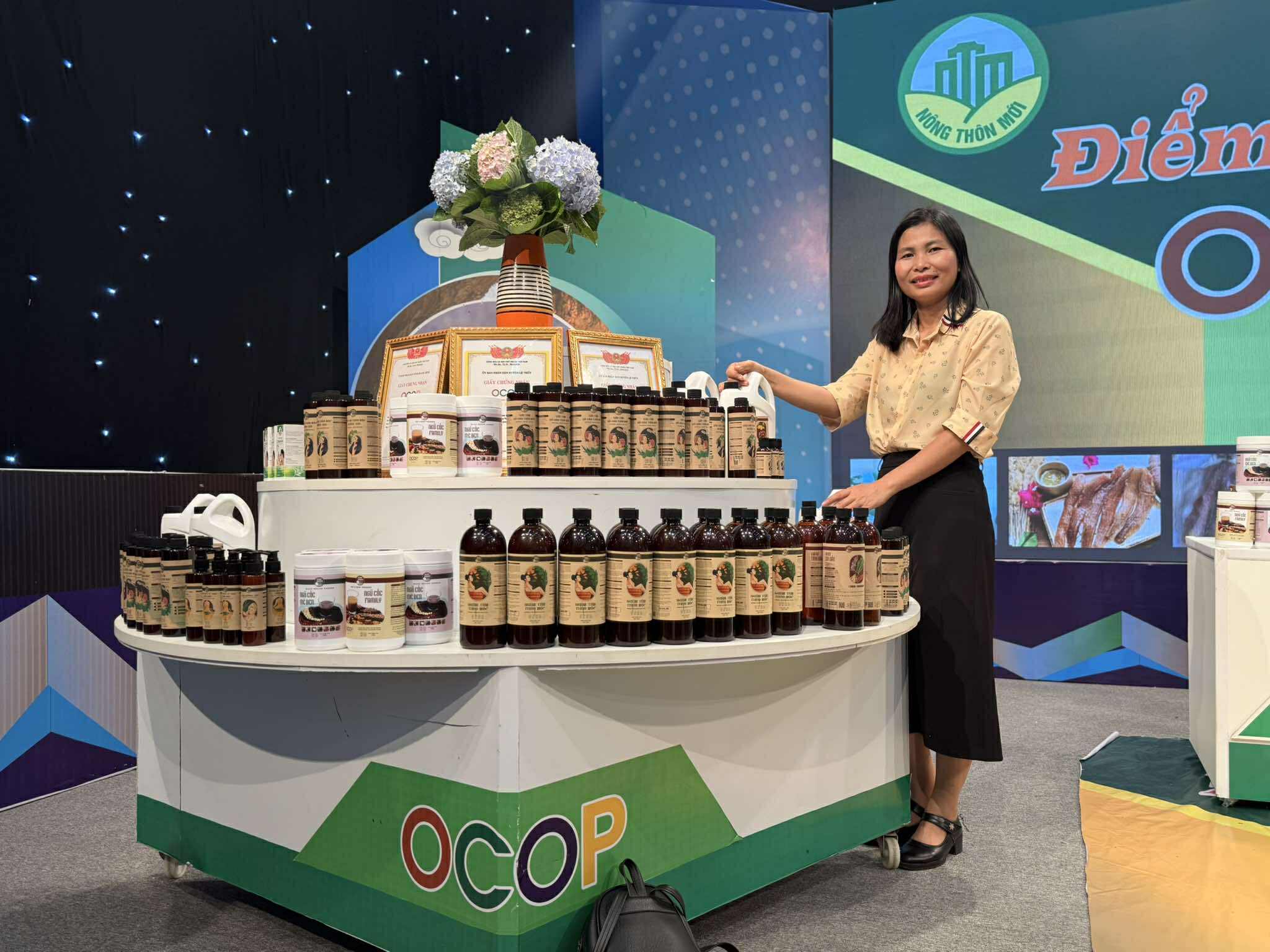 Hợp tác xã nông nghiệp Anh Minh sản xuất nhiều sản phẩm có chất lượng, tạo việc làm cho hàng chục lao động - Ảnh: X.V