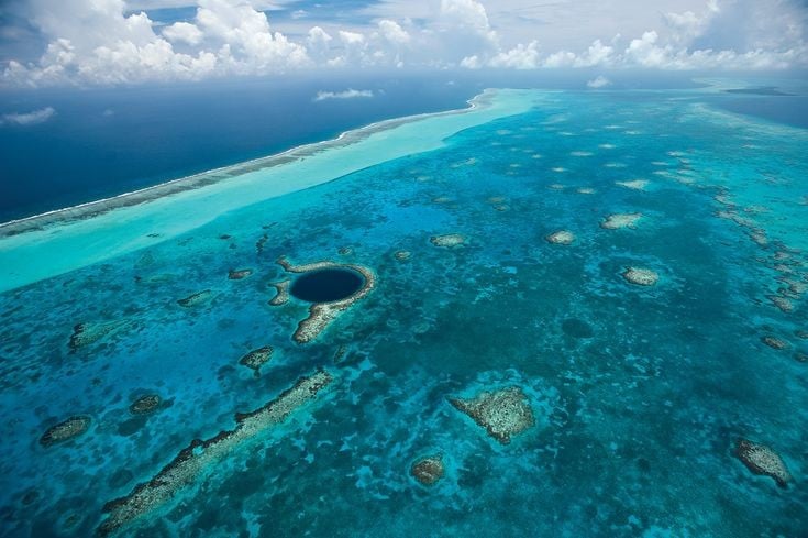 Đây là rạn san hô lớn thứ hai thế giới. Chỉ đứng sau rạn san hô Great Barrier ở Úc, rạn san hô Belize trải dài hơn 300 km dọc theo bờ biển quốc gia này. Ảnh: Pinterest.