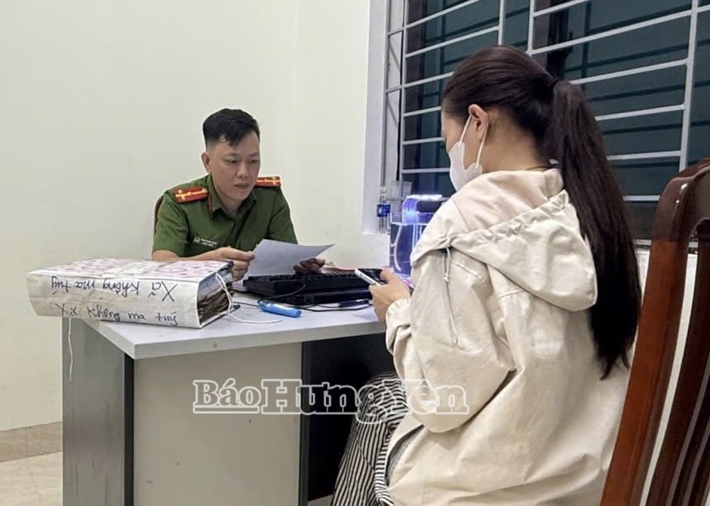 អ្នកស្រី Pham Thi Phuong បានទៅប៉ូលីសឃុំ Dong Thuy Anh ដើម្បីរាយការណ៍ថាគណនីធនាគារផ្ទាល់ខ្លួនរបស់នាងបានទទួលប្រាក់ចំនួន 500 លានដុងដោយមិនបានរំពឹងទុក។