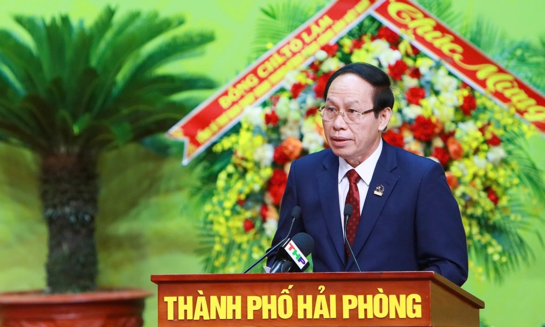 សមមិត្ត Le Tien Chau សមាជិកគណៈកម្មាធិការមជ្ឈិមបក្ស លេខាគណៈកម្មាធិការបក្សទីក្រុង ប្រធានគណៈប្រតិភូរដ្ឋសភាទីក្រុងបានថ្លែងសុន្ទរកថាបើកនៅមហាសន្និបាត។ រូបថត - LE DUNG