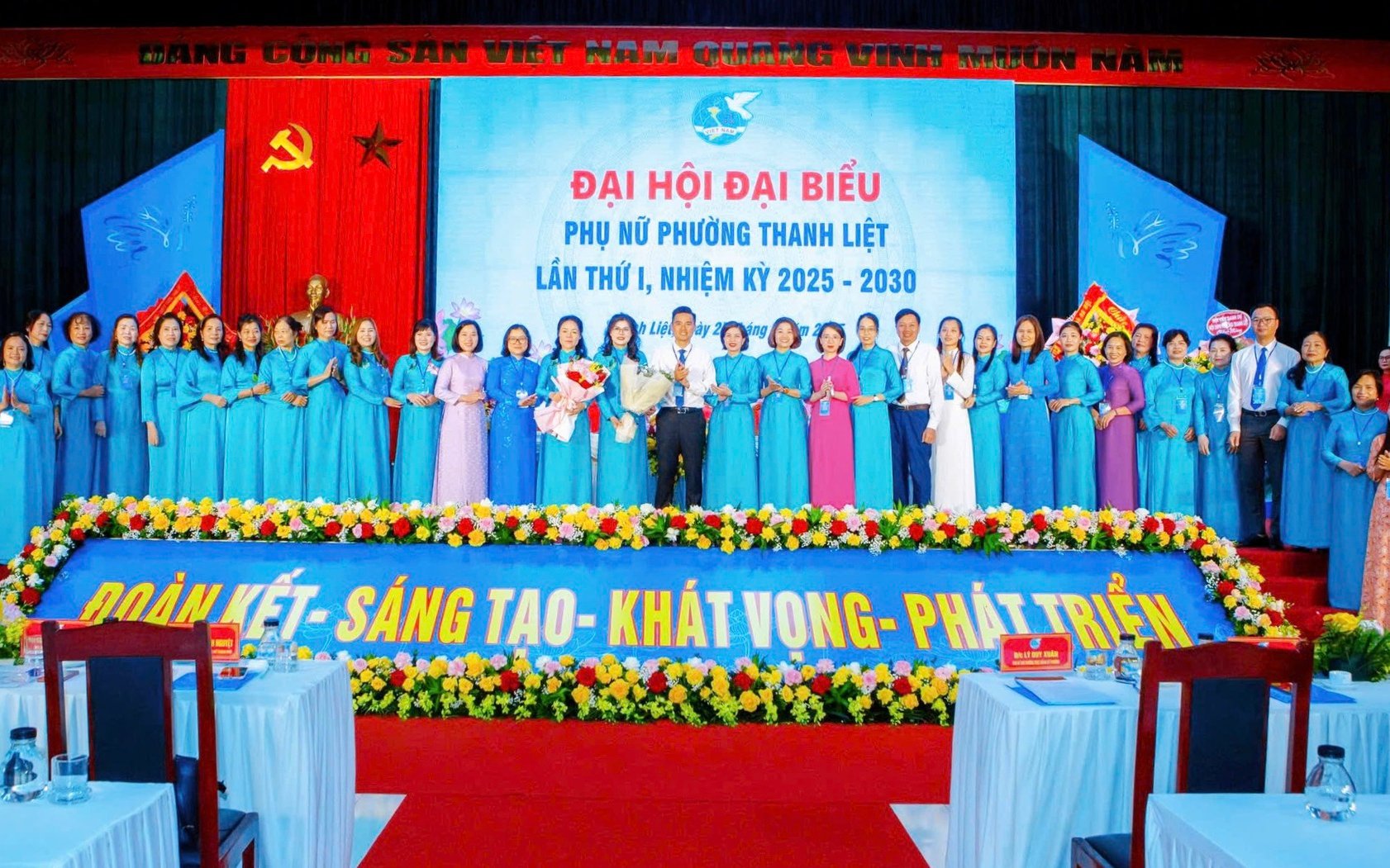 Các đại biểu tặng hoa chúc mừng Ban Chấp hành Hội Phụ nữ phường Hoàng Liệt, nhiệm kỳ 2025-2030