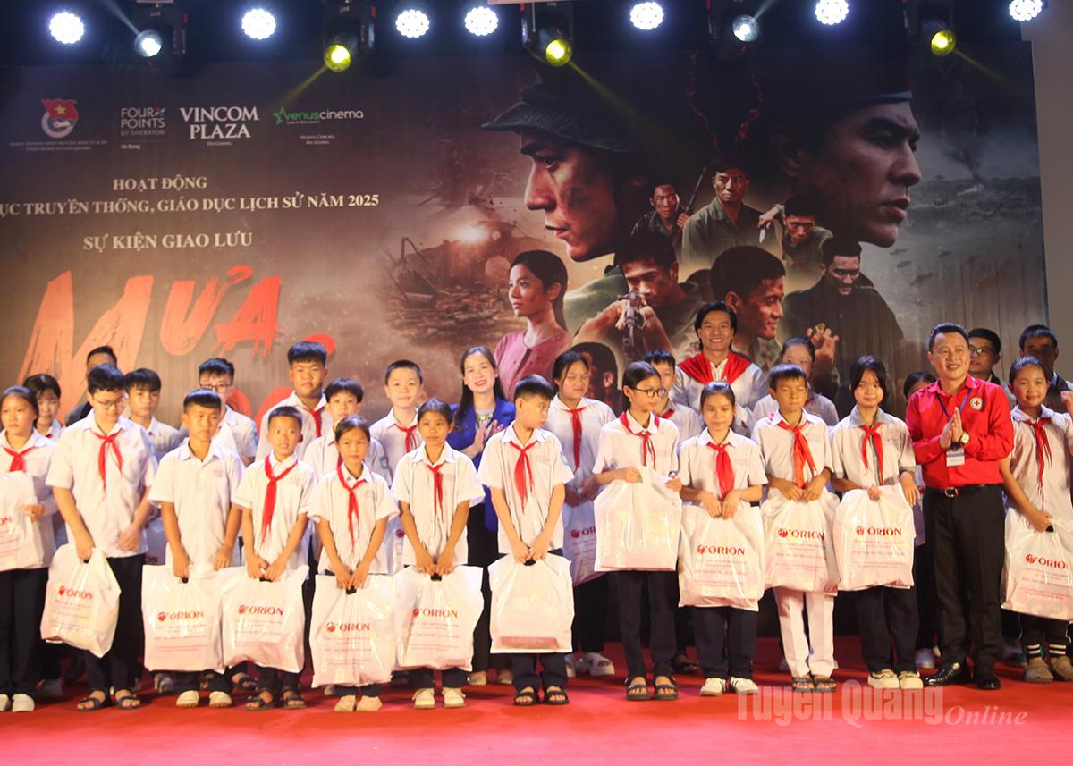  Công ty Orion Việt Nam đã tặng 100 suất quà cho học sinh.