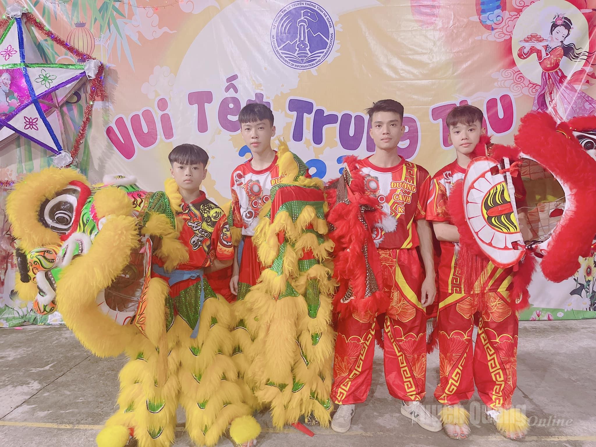 សិល្បករកុមារនៅក្រុមរបាំតោ និងនាគ Duong Canh Ky (សង្កាត់ Ha Giang 2)។