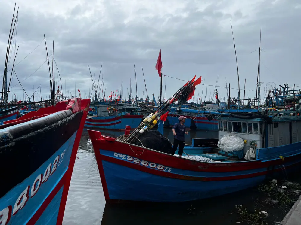 Tàu di chuyển vào chỗ neo đậu. Ảnh: NGUYỄN TRANG