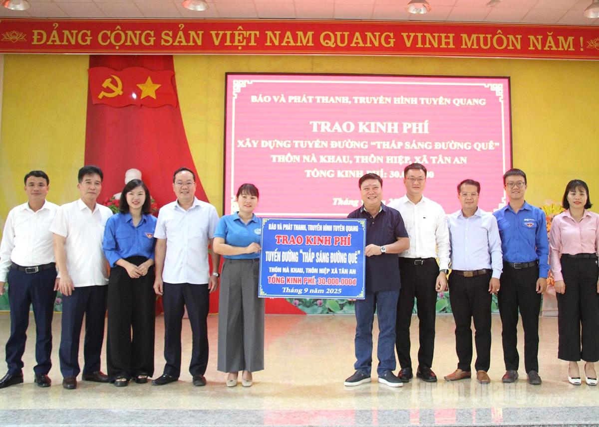 Đồng chí Mai Đức Thông, Ủy viên BCH Đảng bộ tỉnh, Tổng Biên tập Báo và phát thanh, truyền hình Tuyên Quang, Chủ tịch Hội Nhà báo tỉnh trao tặng kinh phí hỗ trợ xây dựng tuyến đường
