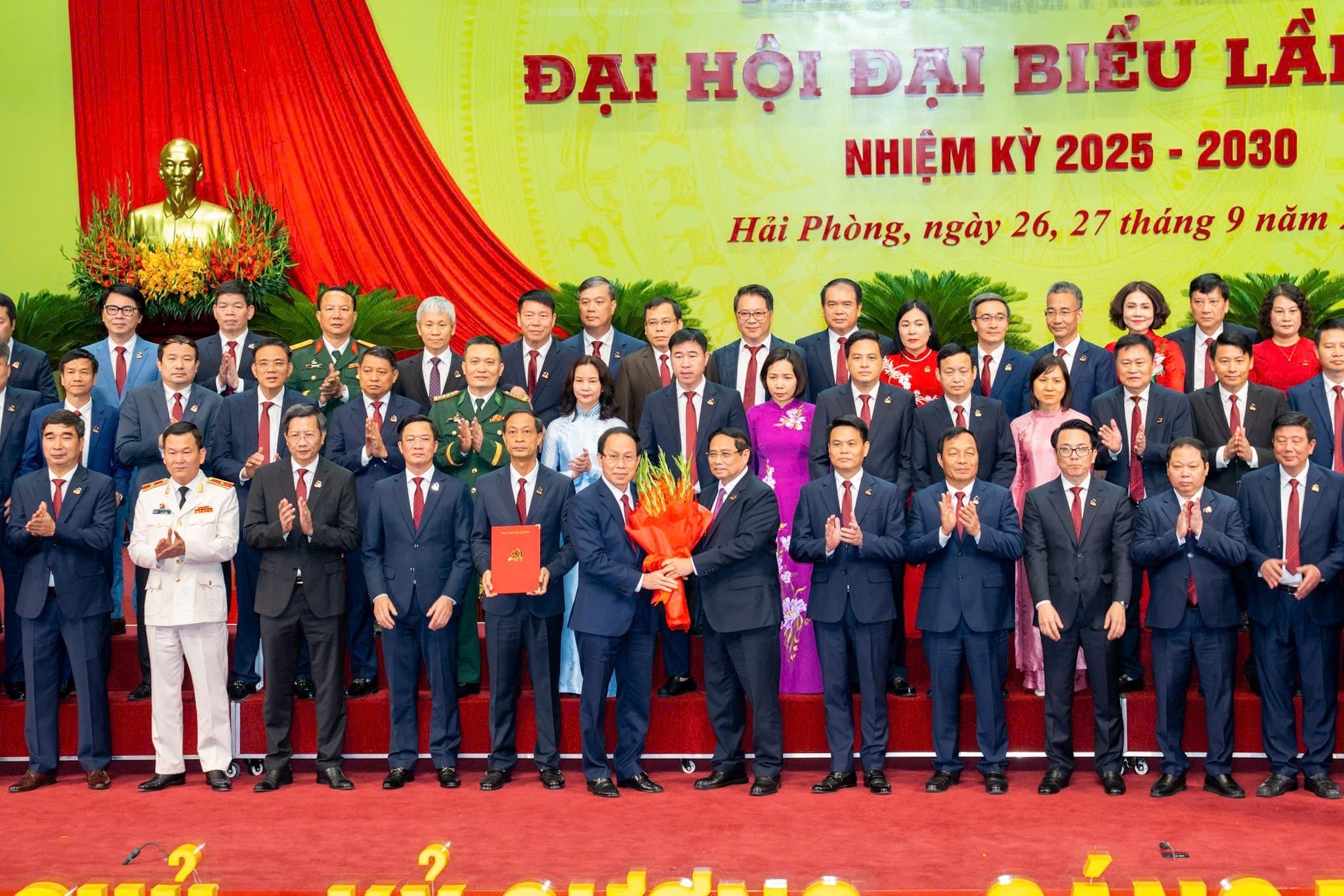សមមិត្ត Pham Minh Chinh សមាជិកការិយាល័យនយោបាយ និងជានាយករដ្ឋមន្ត្រី ជូនផ្កាអបអរសាទរគណៈកម្មាធិការប្រតិបត្តិបក្សទីក្រុង។