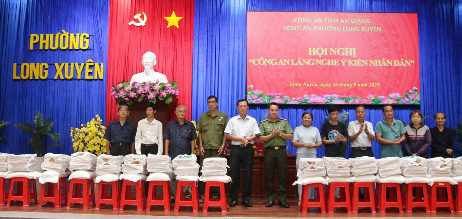 Tặng quà cho các hộ dân 