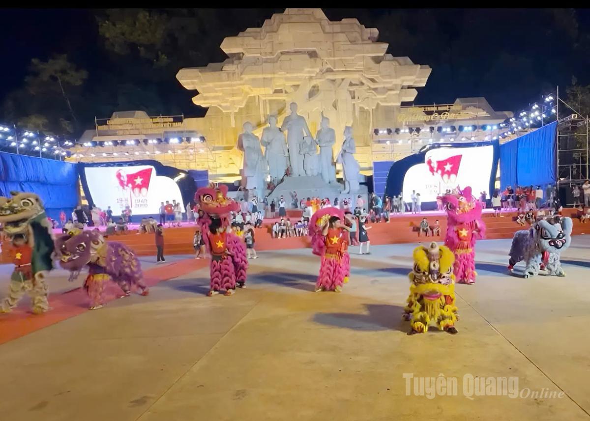 របាំតោគឺជាផ្នែកមួយដែលមិនអាចខ្វះបាននៃពិធីបុណ្យពាក់កណ្តាលរដូវស្លឹកឈើជ្រុះ។