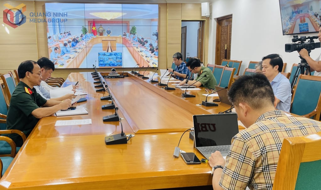 Delegierte, die an der Sitzung an der Quang-Ninh-Brücke teilnehmen.