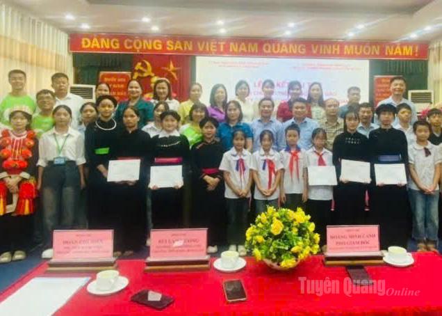 ການນຳພະແນກສຶກສາ ແລະ ບຳລຸງສ້າງ, ຜູ້ຕາງໜ້າໂຄງການທຶນການສຶກສາເຂົ້າ ແລະ ບໍລິສັດຫຸ້ນສ່ວນ Woodsland ໄດ້ມອບທຶນການສຶກສາໃຫ້ນັກສຶກສາ.