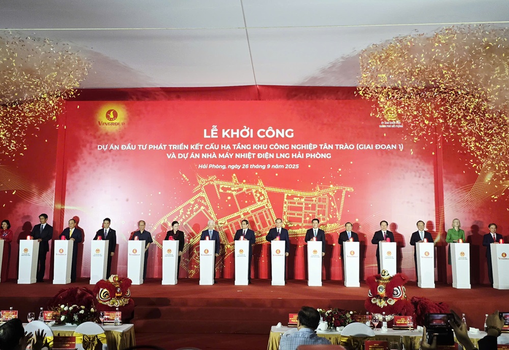 Prime Minister Pham Minh Chinh and delegates pressed the button to start the Tan Trao Industrial Park Infrastructure Development Investment Project (Phase 1) and the Hai Phong LNG Thermal Power Plant Project.
