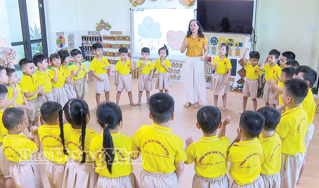 អ្នកស្រី Do Thi Thanh ជាមួយកូនៗនៃសាលាមត្តេយ្យ To Quyen ។