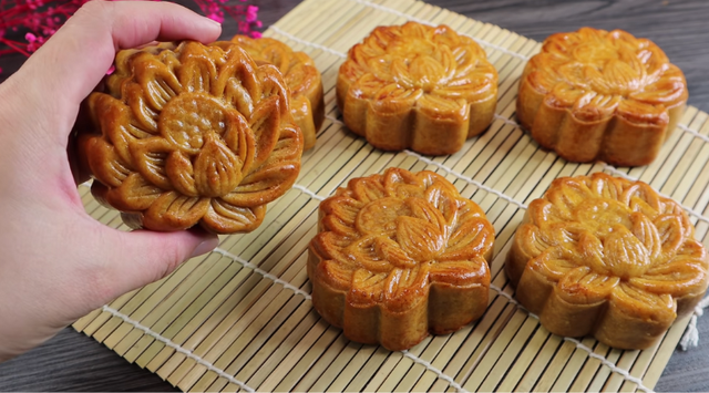 Cách làm bánh trung thu nhân đậu xanh bằng nồi chiên không dầu cực kỳ đơn giản - Ảnh 3.