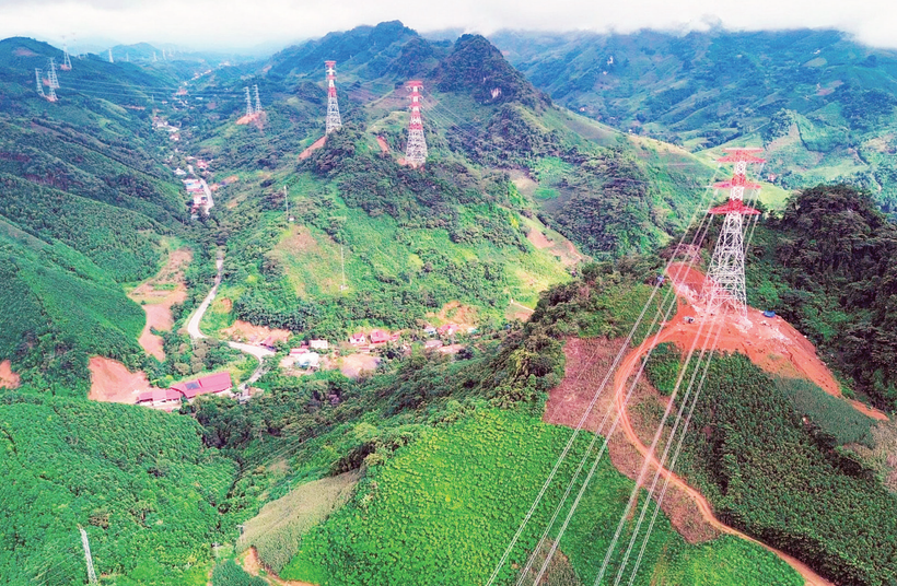 ទិដ្ឋភាពបែប Panoramic នៃខ្សែថាមពល 500kV Lao Cai-Vinh Yen កាត់តាមភ្នំ។