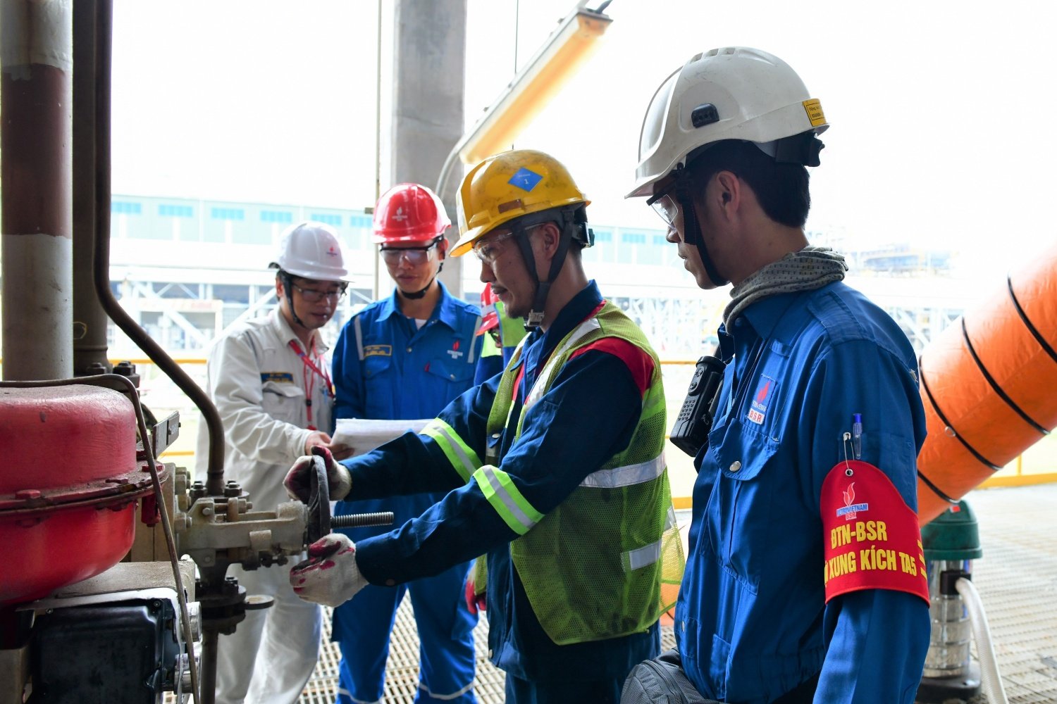 សមាជិកសហភាពយុវជន BSR ចូលរួមក្នុងការធានាសុវត្ថិភាព និងការគ្រប់គ្រងកម្មករក្នុងអំឡុងពេលត្រួតពិនិត្យសុវត្ថិភាពលើកទី 5 នៃរោងចក្រចម្រាញ់ប្រេង Dung Quat ។