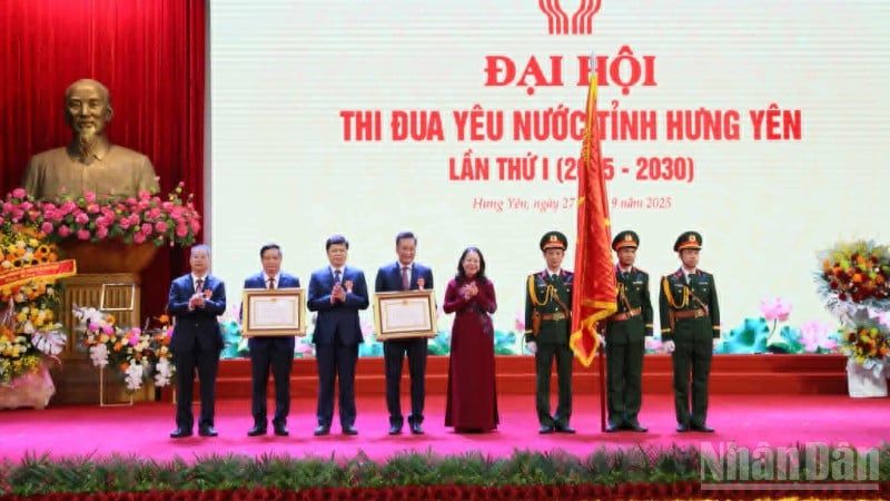 Vice President Vo Thi Anh Xuan awarded the First and Third Class Labor Medals to the Party Committee, government and people of Hung Yen province.