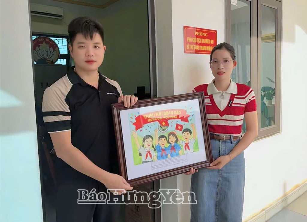 Vertreter der Minh Hoang Primary und Secondary School reichten die Beiträge der Kinder bei der Commune Youth Union ein.