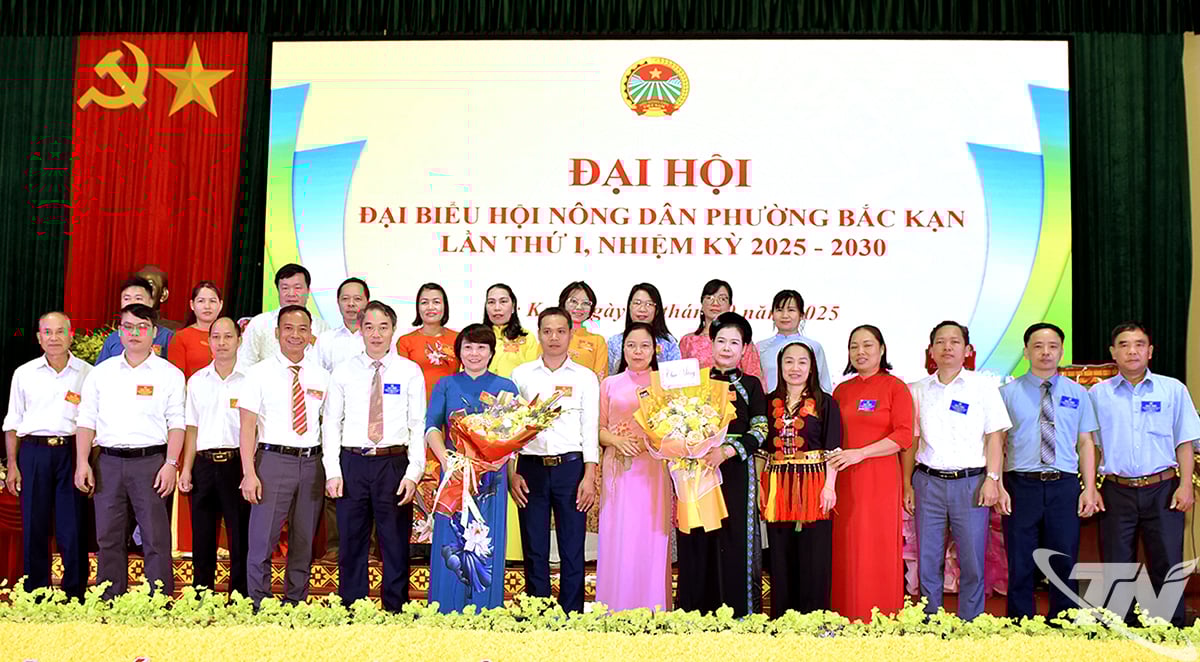 គណៈកម្មាធិការប្រតិបត្តិនៃសមាគមកសិករសង្កាត់បាកាន អាណត្តិទី១ បានណែនាំខ្លួនដល់អង្គសន្និបាត។