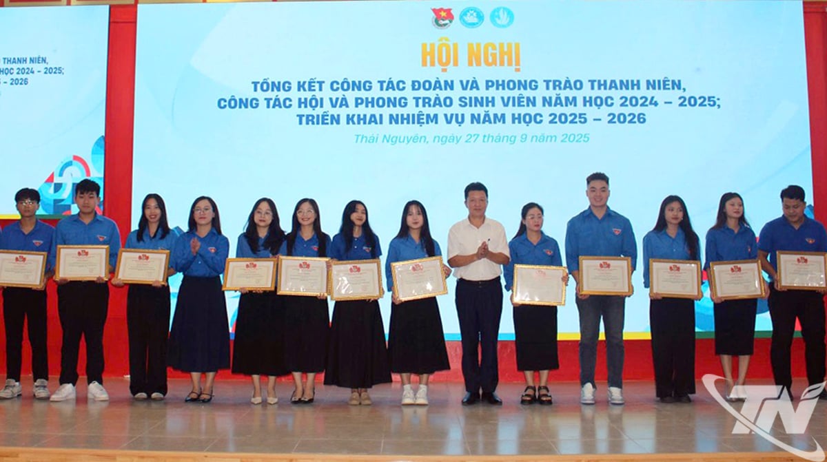 Ho Chi Minh Communist Youth Union of Thai Nguyen University rewards outstanding collectives and individuals in the Youth Union movement and Association work.