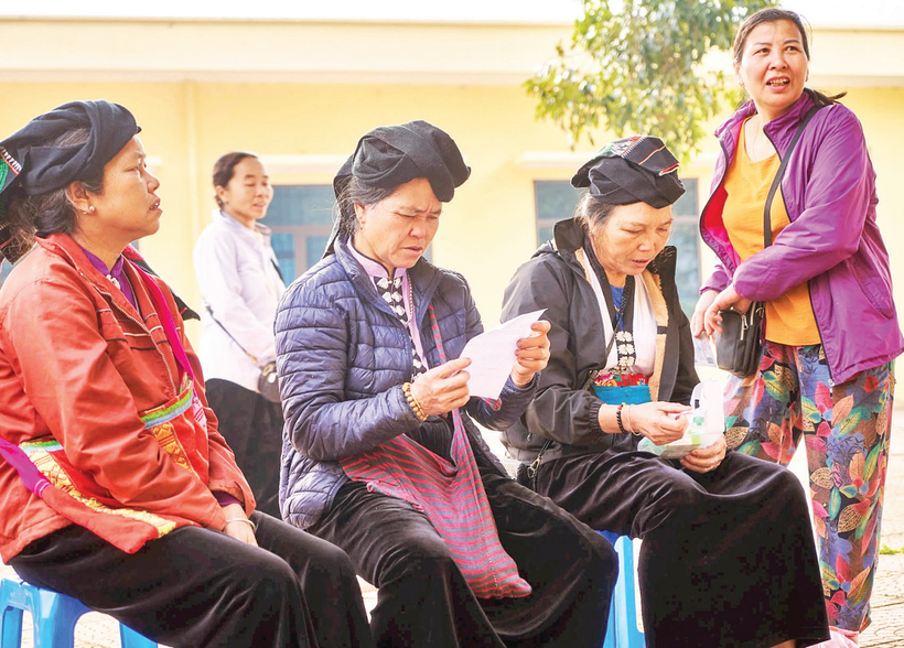 Dao ethnic women in Muong Chieng commune (Da Bac) share with each other the words on the prescription - a task they previously had to ask others to do for them.