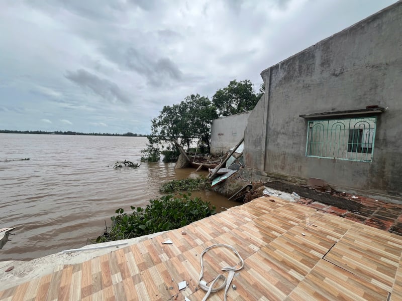 Close-up of the dangerous landslide, threatening the lives of hundreds of households along the Tien River -0