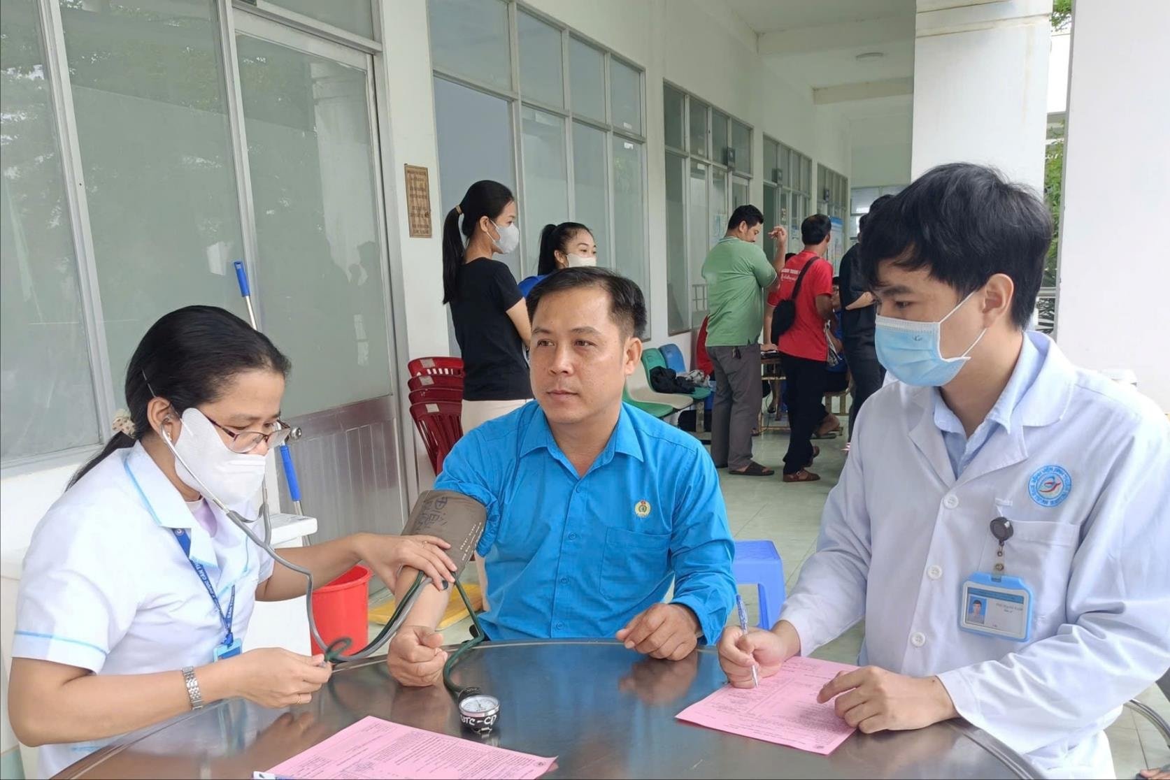 1.ong-tran-ngoc-phuc-chu-tich-cong-doan-phuong-mui-ne-tham-gia-hien-mau(1).jpg