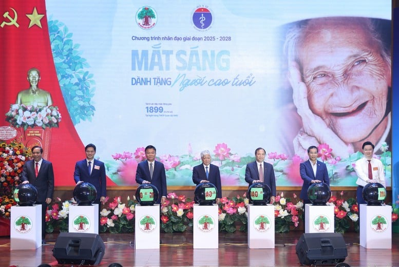 Các đại biểu nhấn nút khởi động chương trình nhân đạo &quot;Mắt sáng cho người cao tuổi&quot; giai đoạn 2025 - 2028.