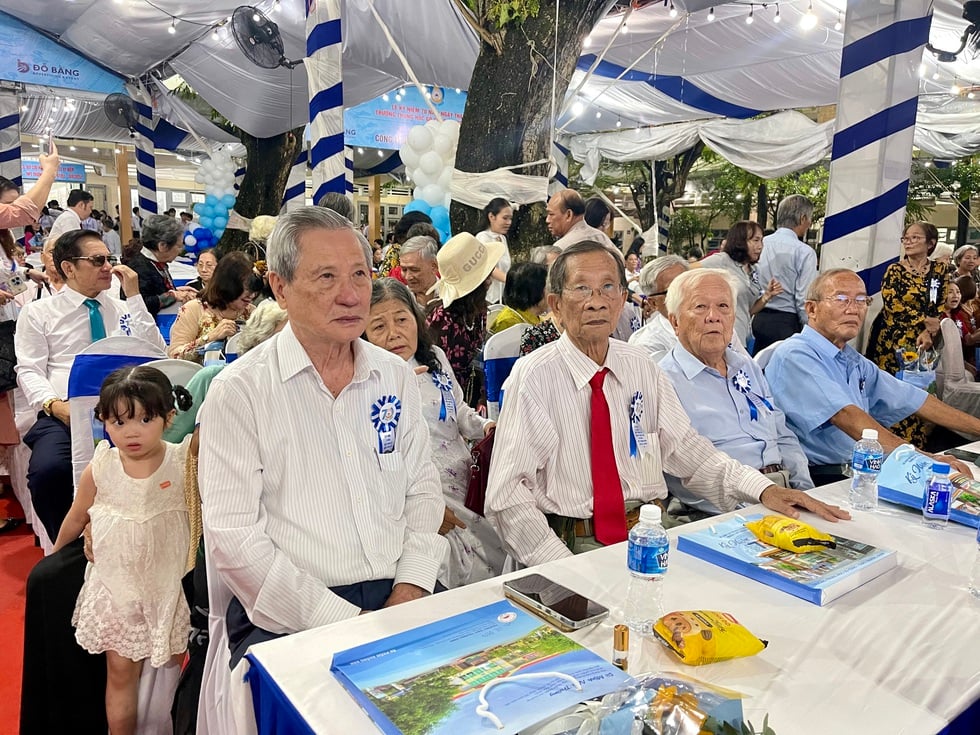 Thượng tướng Nguyễn Trọng Nghĩa dự lễ kỷ niệm ngôi trường 7 thập kỷ
- Ảnh 8.