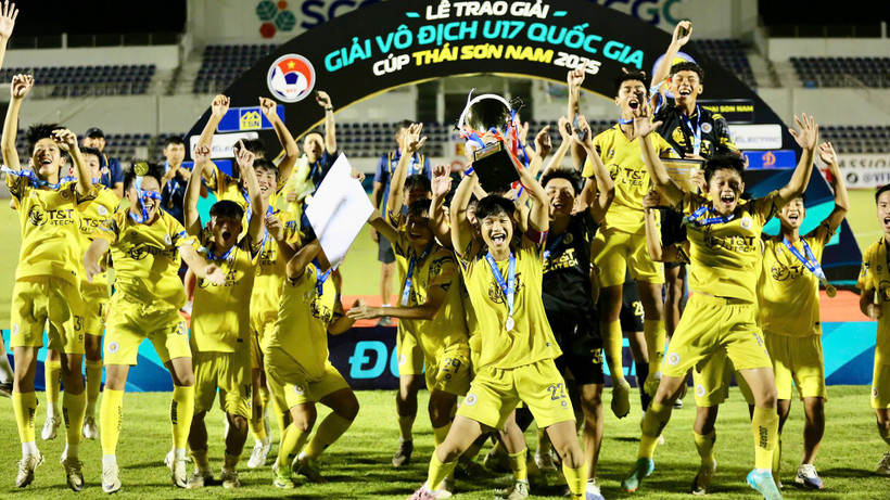 កីឡាករ U17 ទីក្រុងហាណូយអបអរសាទរជាមួយនឹងពានរង្វាន់ជើងឯក។