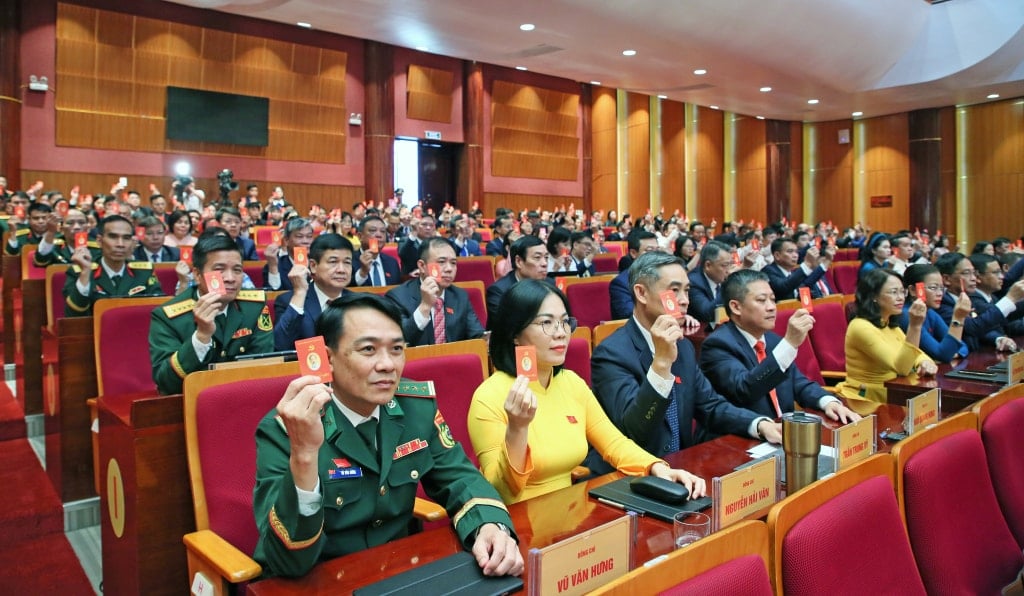 100% các đại biểu biểu quyết thống nhất cao Nghị quyết Đại hội Đảng bộ tỉnh Quảng Ninh lần thứ XVI.