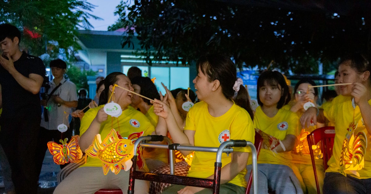 Tổ chức “Đêm hội trăng rằm” cho trẻ em khuyết tật, mồ côi