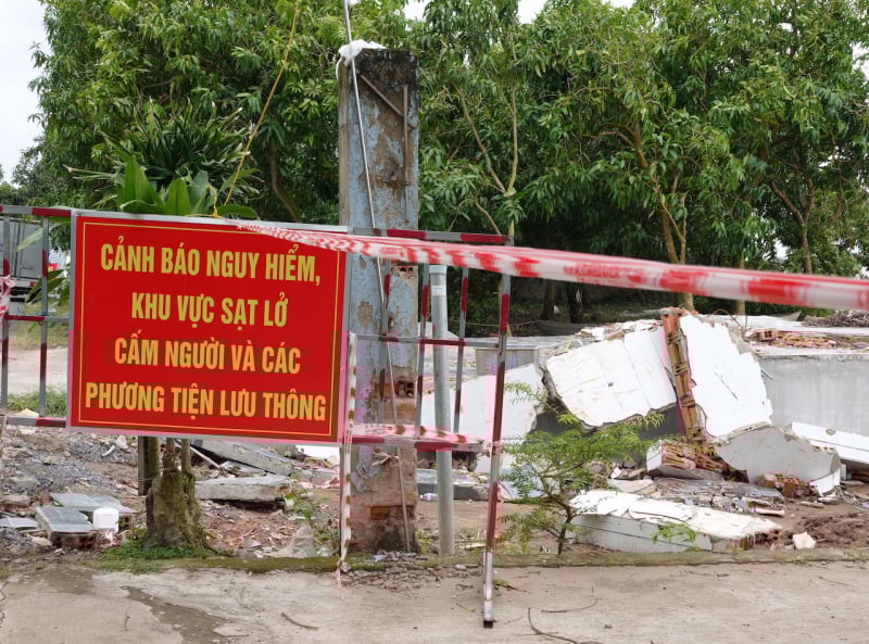 Close-up of the dangerous landslide, threatening the lives of hundreds of households along the Tien River -0