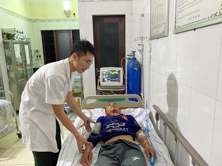 bac-si-dao-truong-sa-tham-kham-benh-nhan.jpg