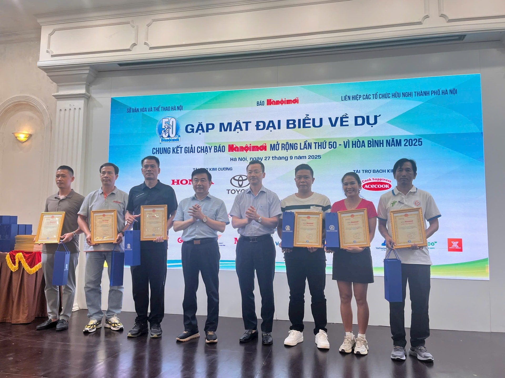 27-awarding-certificates-to-groups.jpg