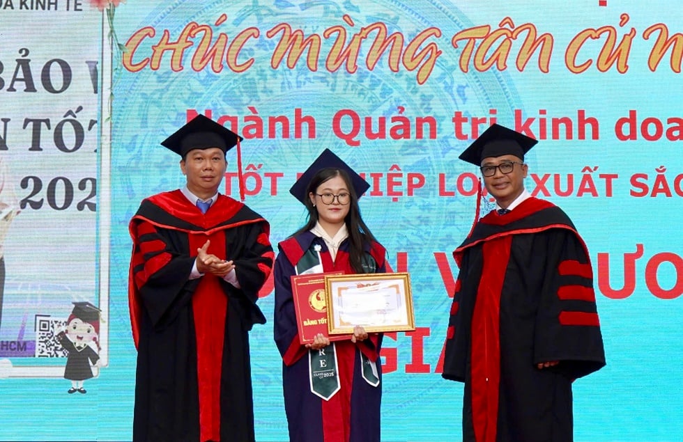 Hiệu trưởng chia sẻ với sinh viên về lối sống xanh, bền vững trong lễ tốt nghiệp- Ảnh 1.