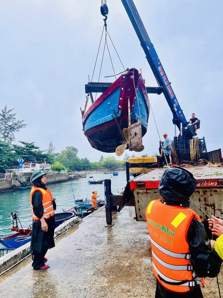 Da Nang Border Guards assist fishermen in bringing their fishing boats safely ashore.