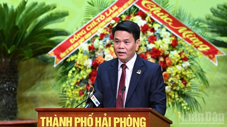 Chủ tịch Ủy ban nhân dân thành phố Hải Phòng Lê Ngọc Châu đọc Báo cáo chính trị tại Đại hội (Ảnh: TRẦN HẢI).