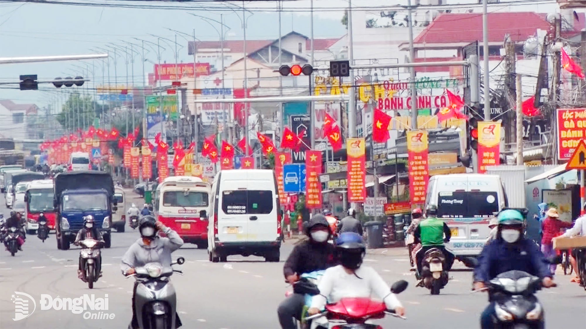 ផ្លូវសំខាន់ៗក្នុងខេត្តត្រូវបានតុបតែងដោយទង់បក្ស ទង់ជាតិ និងផ្ទាំងប៉ាណូឃោសនាអំពីមហាសន្និបាតបក្សខេត្ត Dong Nai លើកទី 1 អាណត្តិ 2025-2030។