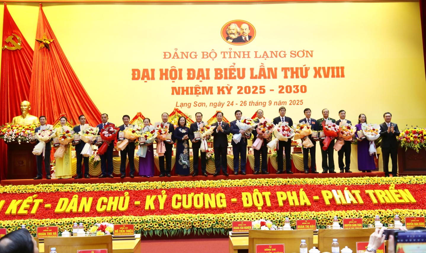 Provincial leaders presented flowers to the 17th term Executive Committee members who did not seek re-election.