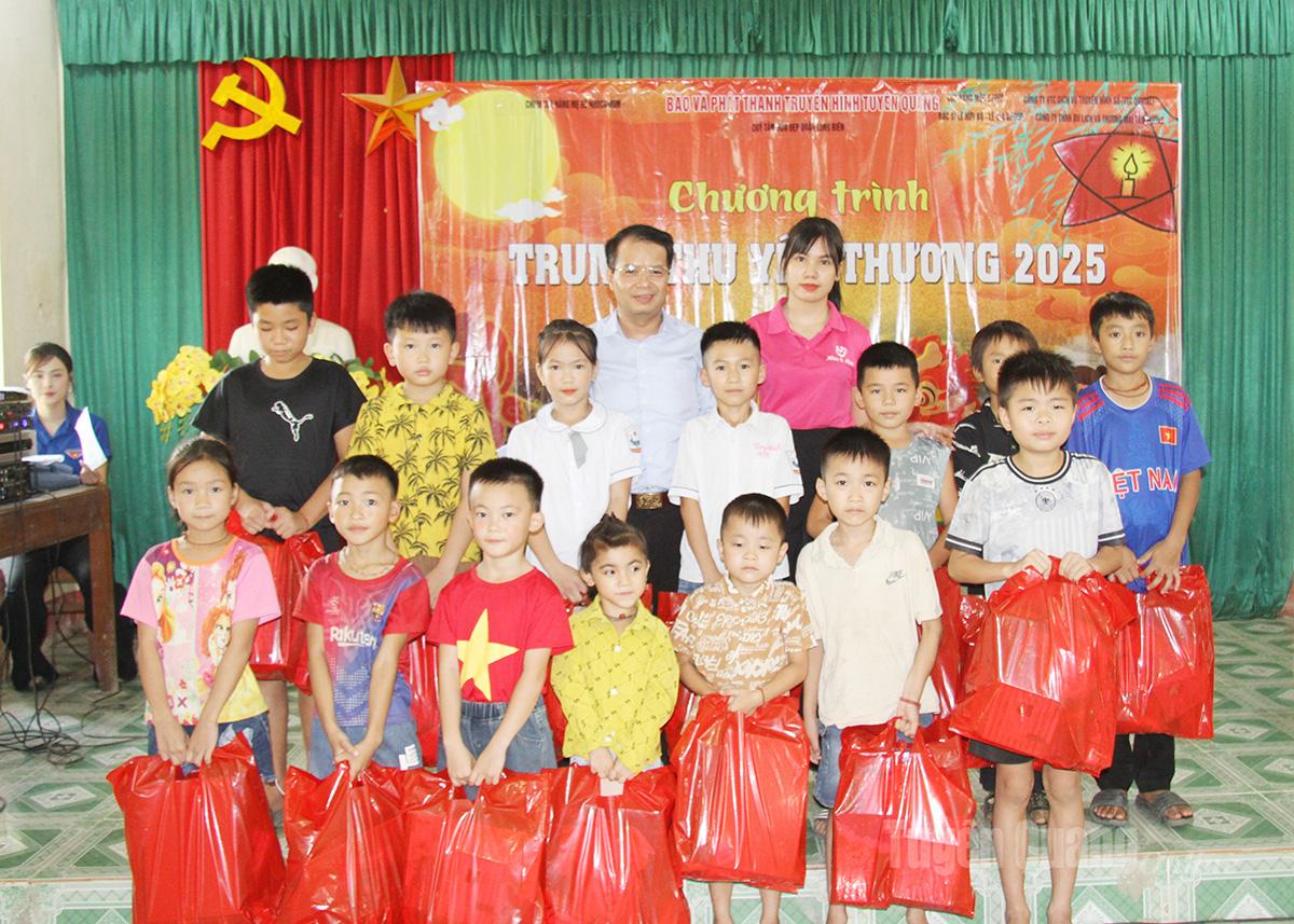 ថ្នាក់ដឹកនាំកាសែត វិទ្យុ និងទូរទស្សន៍ Tuyen Quang ប្រគល់អំណោយដល់កុមារនៅភូមិ Khuon Pong ឃុំ Trung Ha ។