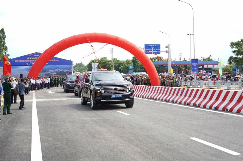 Cầu Phong Châu thông xe sáng nay. Ảnh: Bộ Xây dựng.
